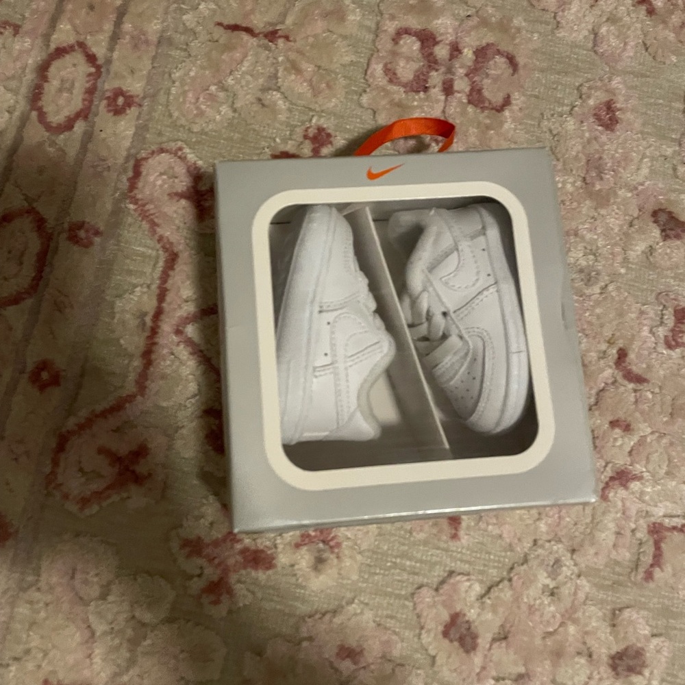 Baby NIKE force crib shoe. White